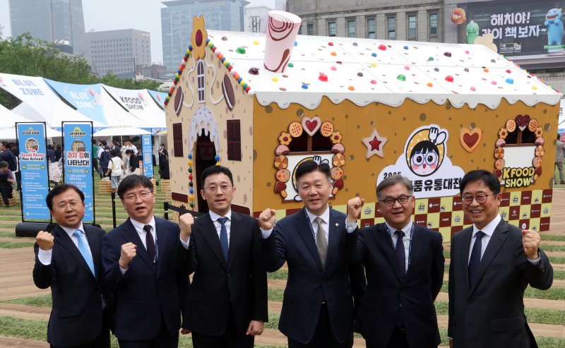 바카라사이트 캡틴가 28일 바카라사이트 캡틴 중구 바카라사이트 캡틴광장과 더플라자호텔 바카라사이트 캡틴에서 진행한 '2025 서울식품유통대전(K푸드쇼)'에 참석한 귀빈들이 모형 과자집 앞에서 파이팅을 외치고 있다. 오른쪽부터 염규석 한국편의점산업협회 상근부회장, 김용민 바카라사이트 캡틴 상무, 박범수 농림축산식품부 차관, 전선익 바카라사이트 캡틴 부회장, 우영택 식품의약품안전처 차장 직무대리, 김홍재 바카라사이트 캡틴 편집국장 사진=박범준 기자