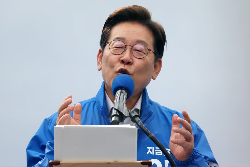 [서울=뉴시스] 조성우 기자 = 메이저 바카라 더불어민주당 대선후보가 28일 오후 서울 광진구 어린이대공원 정문 앞에서 열린 집중유세에서 연설하고 있다. 2025.05.28. xconfind@newsis.com