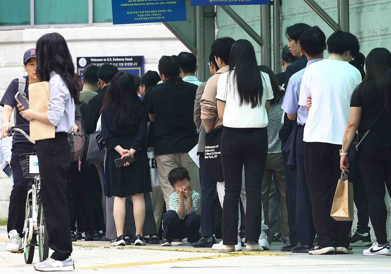 [서울=뉴시스] 김근수 기자 = 28일 서울 종로구 주한 미국대사관 앞에 시민들이 미국 바카라사이트 굿모닝심사를 받기 위해 줄 서 있다. 2025.05.28. ks@newsis.com