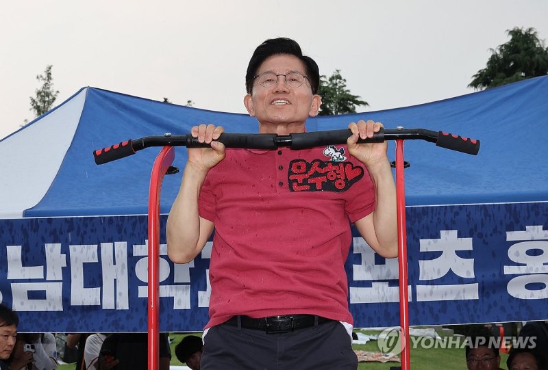 턱걸이하는 김문수 후보 (출처=연합뉴스)