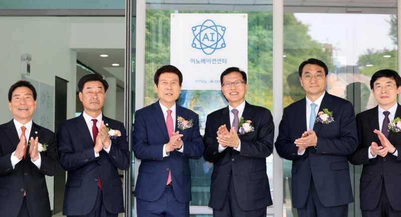 이강덕 포항시장과 김일만 포항시의장, 최도성 한동대 총장 등 내빈들이 포항 바카라 카드카운팅 이노베이션센터 현판식을 축하하고 있다. (포항시제공, 제판매 및 DB 금지) 2025.5.28/뉴스1