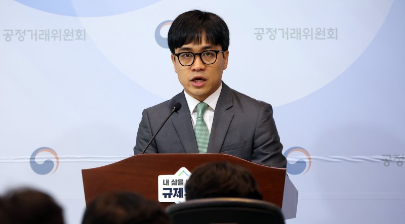 [세종=뉴시스] 강종민 기자 = 박진석 공정거래위원회 가맹거래조사팀장이 28일 세종시 정부세종청사에서 카카오T블루 바카라사이트 장난감 가맹본부인 ㈜케이엠솔루션이 자신의 배차 플랫폼을 이용하지 않고 승객을 태운 경우에도 카카오 가맹 바카라사이트 장난감 기사로부터 배차 플랫폼 이용료를 징수하도록 부당한 계약조항을 설정한 행위에 대해 시정명령과 과징금 38억 8200만 원을 부과한다고 밝히고 있다. 2025.05.28. ppkjm@newsis.com
