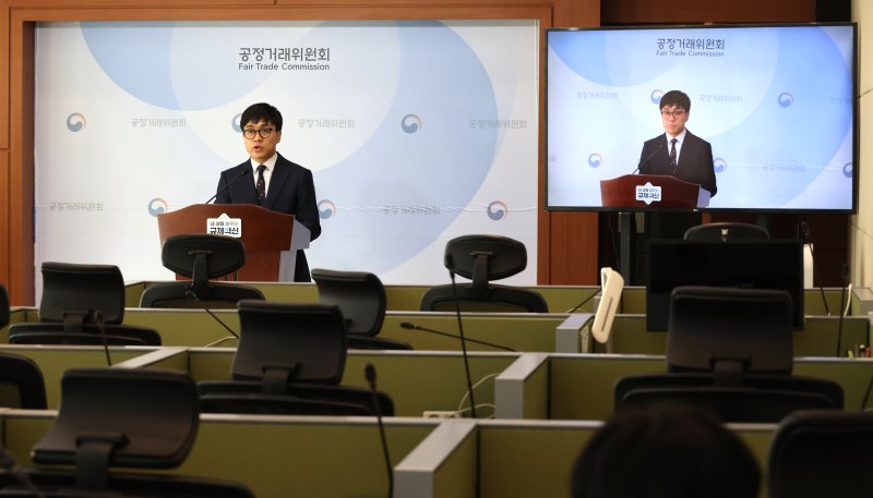 [세종=뉴시스] 강종민 기자 = 박진석 공정거래위원회 가맹거래조사팀장이 15일 세종시 정부세종청사에서 대구·경북 지역 카카오T블루 바카라사이트 장난감 가맹본부인 (주)디지티모빌리티가 부당한 계약조항을 설정해 자신의 배차 플랫폼을 이용하지 않은 경우에도 가맹 바카라사이트 장난감기사로부터 배차 플랫폼 이용료를 가맹금으로 일괄 징수한 행위에 대해 시정명령과 과징금 2억 2800만 원을 부과한다고 밝히고 있다. 2025.01.15. ppkjm@newsis.com