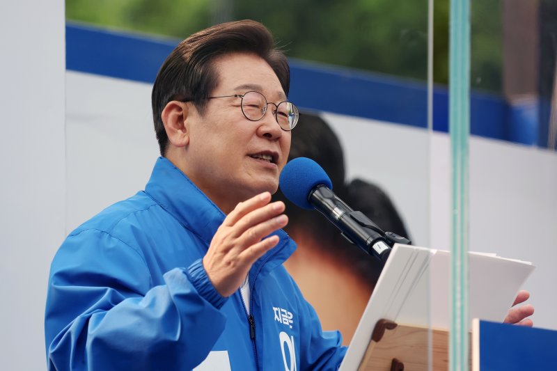 바카라 사이트 디시 더불어민주당 대통령 후보가 28일 오후 서울 광진구 어린이대공원 정문 앞에서 열린 집중유세에서 지지를 호소하고 있다. (공동취재) 2025.5.28/바카라 사이트 디시1 ⓒ News1 바카라 사이트 디시 기자