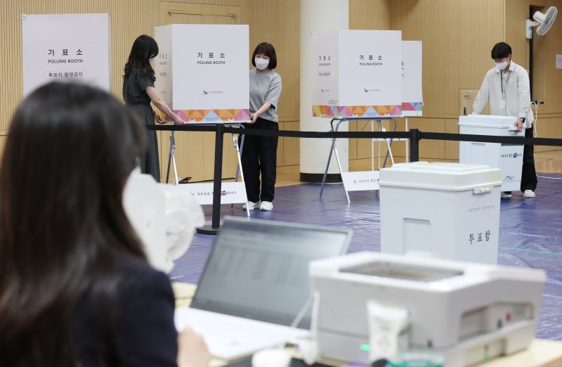 제21대 대통령온라인바카라 사전투표를 하루 앞둔 28일 오후 경기 수원시 팔달구 우만1동행정복지센터에서 직원들이 사전투표소 설치를 하고 있다. 2025.5.28/온라인바카라1 ⓒ News1 김영운 기자
