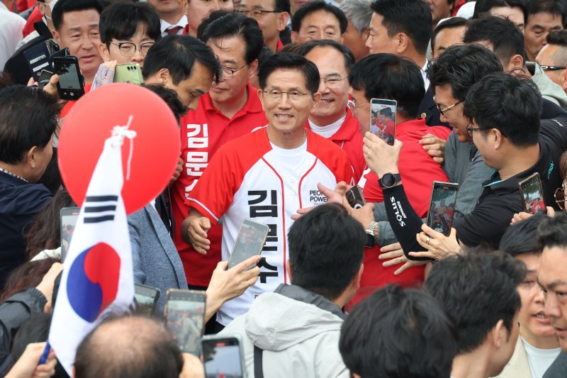 김문수 국민의힘 대통령 후보가 28일 오후 경북 영천시 영천역 광장 유세에서 시민들과 인사 나누고 바카라 게임 사이트. 2025.5.28/바카라 게임 사이트1 ⓒ News1 이광호 기자