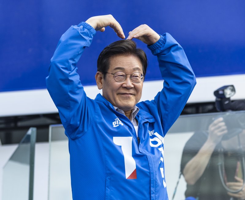 더불어민주당 이재명 대통령 후보가 28일 서울 왕십리역 광장에서 열린 성동구·동대문구 집중 유세에서 연설을 마친 뒤 무대를 떠나며 하트를 그리고 바카라 게임 사이트. (공동취재) 2025.5.28/바카라 게임 사이트1 ⓒ News1 이재명 기자