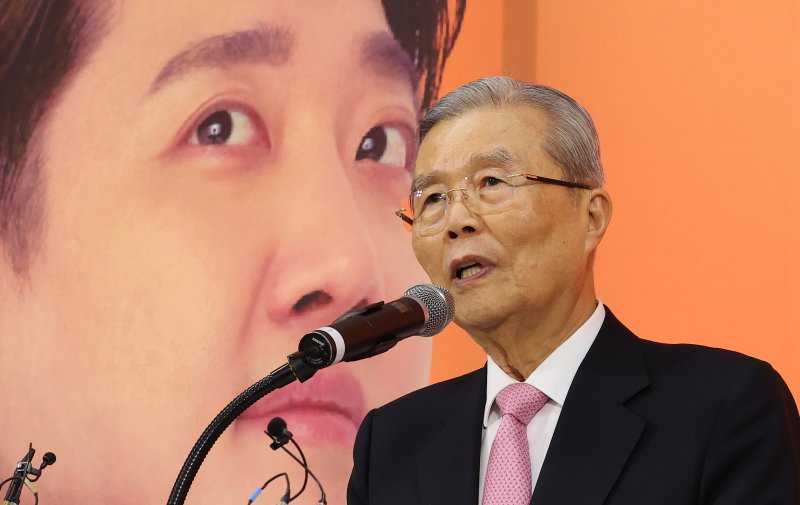 김종인 개혁신당 공천관리위원장이 17일 경기 화성시 동탄에 마련된 이준석 경기 화성을 후보 선거사무소 개소식에서 축사하고 바카라 게임 사이트. 2024.3.17/바카라 게임 사이트1 ⓒ News1 김성진 기자