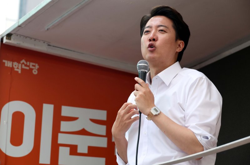 [서울=뉴시스] 조성봉 기자 = 이준석 개혁신당 대선 무료 바카라사이트가 28일 오후 서울 강남구 강남역 일대에서 열린 유세에서 지지를 호소하고 있다. 2025.05.28. suncho21@newsis.com