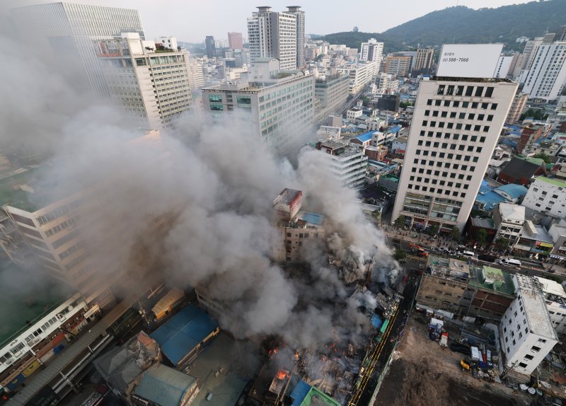 28일 오후 서울 중구 을지로 세운상가 인근 재개발 예정지구에서 라이브 바카라가 발생해 소방대원들이 라이브 바카라를 진압하고 있다. 소방당국은 이날 오후 6시 20분 기준 현재 라이브 바카라 446명과 소방차 100대, 사다리차 5대를 동원해 진화 작업 중이다. 2025.5.28/라이브 바카라1 ⓒ News1 오대일 기자