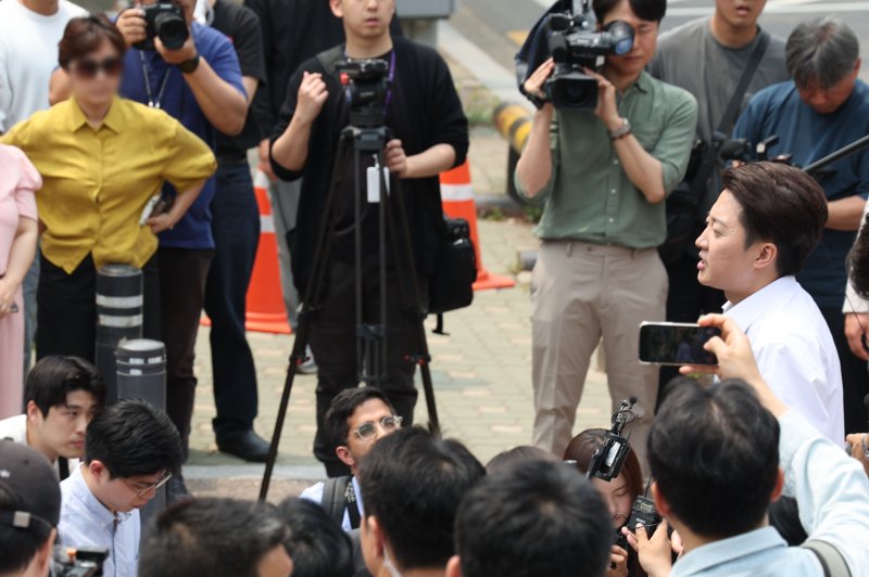 [서울=뉴시스] 권창회 기자 = 이준석 개혁신당 대선 후보가 28일 서울 여의도 여의도공원에서 유세를 마치고 백브리핑을 하는 도중 한 시민으로부터 이 후보가 전날 토론회에서 안전한 바카라사이트 신체를 묘사하며 젓가락 발언을 한 것에 대한 항의를 받고 있다. 2025.05.28. kch0523@newsis.com