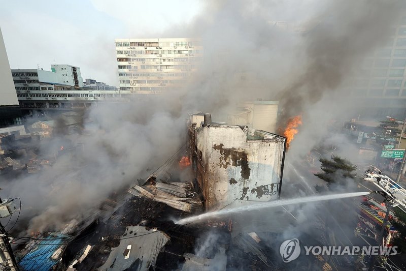 '불길을 잡기 위해' (출처=연합뉴스)