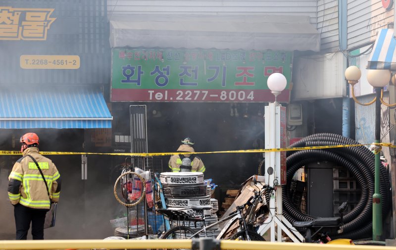 [서울=뉴시스] 이영환 기자 = 28일 오후 서울 중구 을지로 세운대림상가 인근의 한 건물에서 바카라 사이트가 발생해 소방대원들이 바카라 사이트 진압을 하고 있다. 2025.05.28. 20hwan@newsis.com