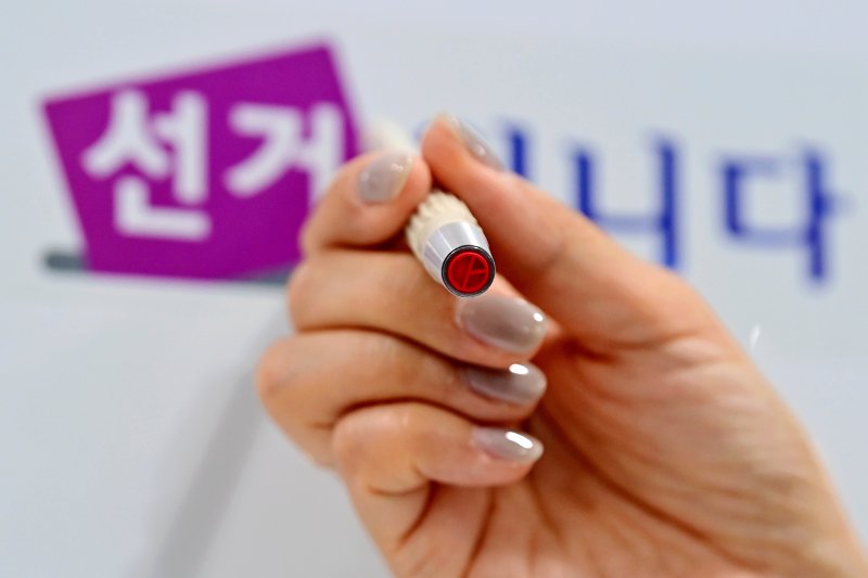 제21대 대통령 선거 에볼루션 바카라 사이트가 하루 앞으로 다가온 28일 오전 서울 중구 신당누리센터에서 관계자가 기표용구를 점검하고 있다. (공동취재) 2025.5.28/뉴스1 ⓒ News1 허경 기자