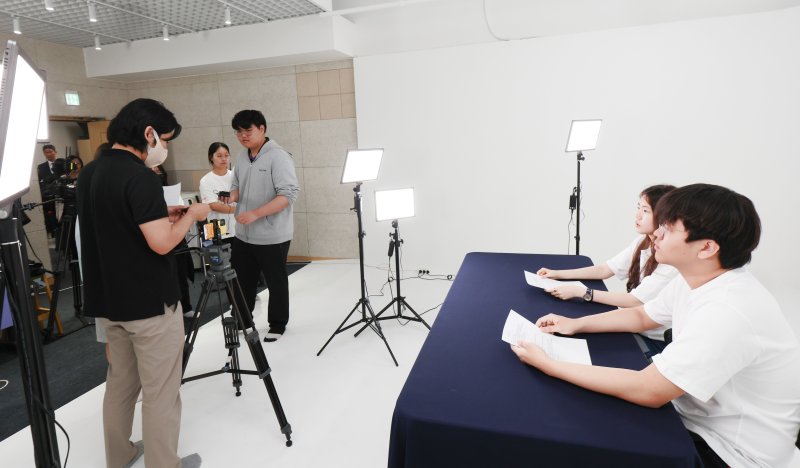 [해외 바카라사이트=뉴시스] 28일 오후 경기 해외 바카라사이트시청소년수련관에서 고등학생들이 '영상 제작의 이해' 수업을 진행하고 있다. 이날 수업은 광명형 고교학점제 '온마을캠퍼스' 공개수업으로 진행돼 실무 중심 프로젝트 기반 수업이 이뤄졌다. 2025.05.28. (사진=경기도교육청 제공) photo@newsis.com *재판매 및 DB 금지