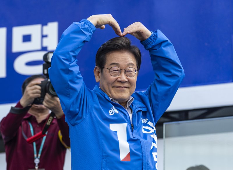 [서울=뉴시스] 조성우 기자 = 이재명 더불어민주당 대선라이브바카라가 28일 오후 서울 성동구 왕십리역 광장에서 열린 유세를 마치고 떠나며 하트를 그려 보이고 있다. (공동취재) 2025.05.28. photo@newsis.com