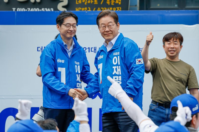 이재명 더불어토토 바카라 사이트당 대통령 후보가 부산·경남(PK) 지역 유세에 나선 14일 경남 창원시 상남분수광장을 찾아 김경수 공동선대위원장과 인사하고 있다. 2025.5.14/토토 바카라 사이트1 ⓒ News1 안은나 기자