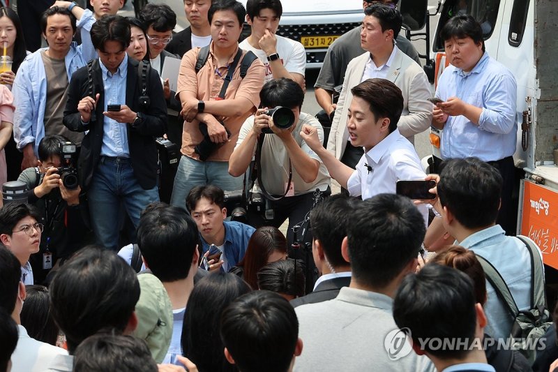 취재진 질문에 답하는 이준석 후보 (출처=연합뉴스)