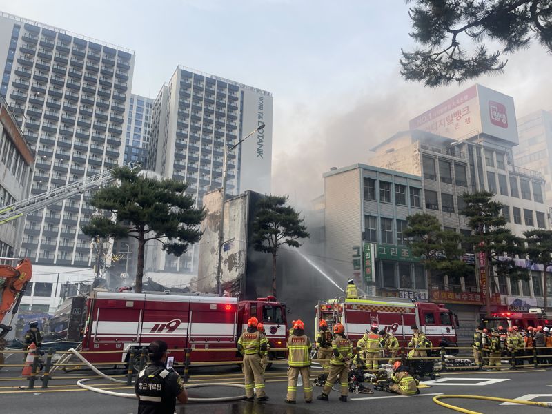 "희뿌연 연기·매캐한 냄새"…노후 건물 밀집한 세운상가 인근 화재