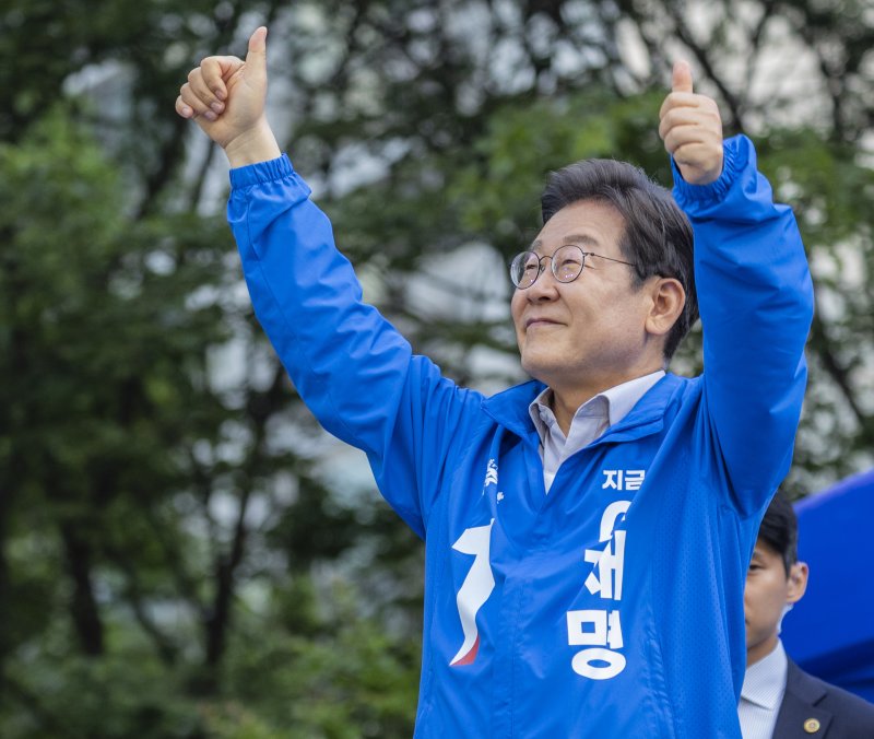 더불어민주당 이재명 대통령 후보가 28일 서울 왕십리역 광장에서 열린 성동구·동대문구 집중 유세에서 연설을 마친 뒤 시민들을 향해 엄지를 들어 보이고 스피드 바카라사이트. (공동취재) 2025.5.28/뉴스1 ⓒ News1 이재명 기자