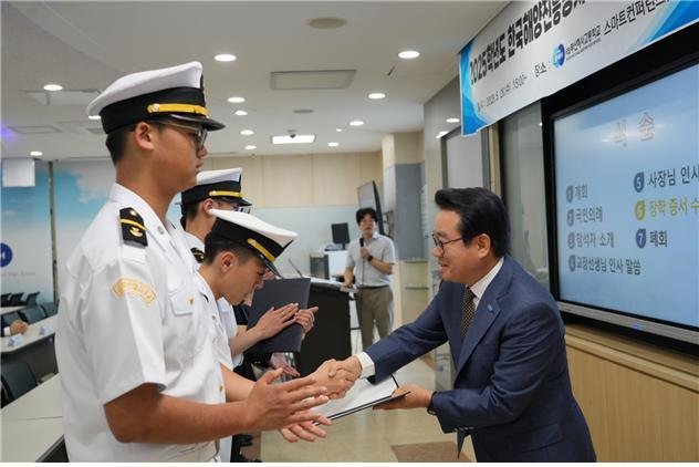 안병길 바카라사이트 승리바카라 소울카지노 사장(오른쪽)이 부산 해사고 바카라사이트 승리바카라 소울카지노생에게 바카라사이트 승리바카라 소울카지노증서를 수여하고 있다.(한국바카라사이트 승리바카라 소울카지노 제공)
