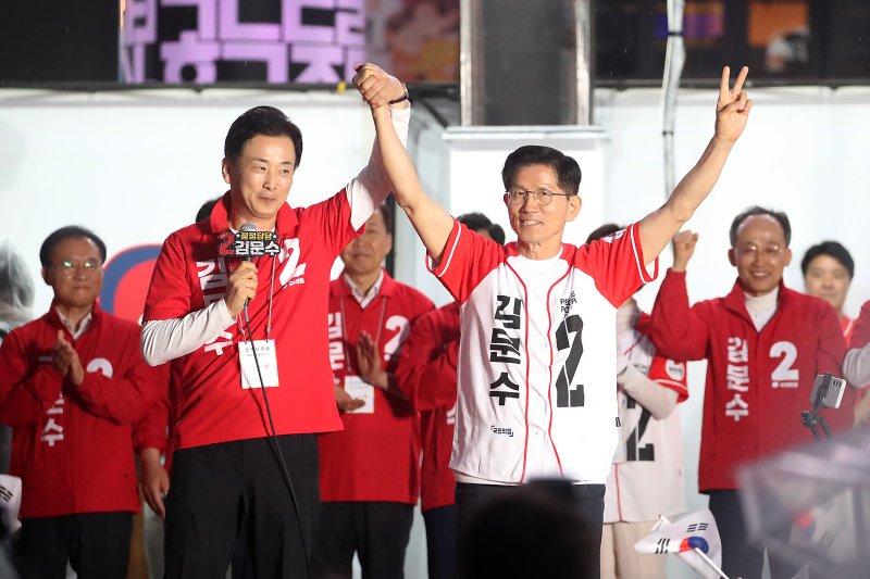 바카라사이트 제작 국민의힘 대통령 후보가 28일 오후 대구 중구 동성로를 찾아 유영하 의원과 함께 지지를 호소하고 있다. 2025.5.28/뉴스1 ⓒ News1 공정식 기자
