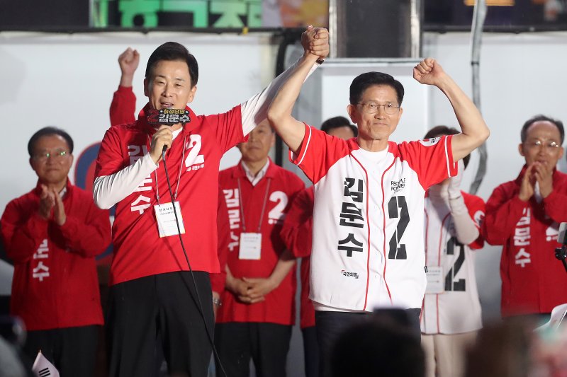 김문수 국민의힘 대통령 후보가 28일 오후 바카라 룰 중구 동성로를 찾아 유영하 의원과 함께 지지를 호소하고 있다. 2025.5.28/뉴스1 ⓒ News1 공정식 기자