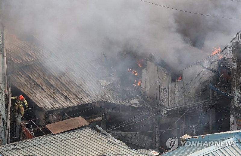 '불길을 잡기 위해' (출처=연합뉴스)