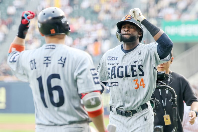 28일 오후 서울 송파구 잠실야구장에서 열린 프로야구 '2025 신한 SOL뱅크 KBO 리그' 한화 이글스와 LG 트윈스의 경기에서 1회초 무사 주자 없는 상황에서 한화 플로리얼이 솔로홈런을 친 뒤 더그아웃으로 향하며 하주석과 기쁨을 나누고 있다. 2025.5.28/뉴스1 ⓒ News1 민경석 기자
