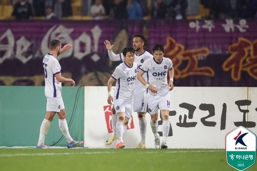 모따의 쐐기골 후 기쁨을 나누는 안양 선수들. (출처=연합뉴스)