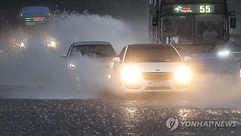 장대비도 막지 못하는 퇴근길 (출처=연합뉴스)