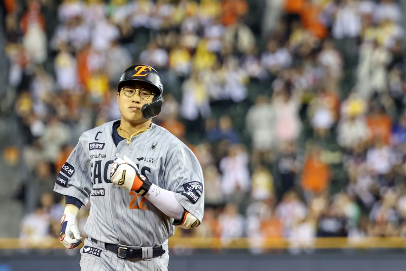 28일 오후 서울 송파구 잠실야구장에서 열린 프로야구 '2025 신한 SOL뱅크 KBO 리그' 한화 이글스와 LG 트윈스의 경기 연장 11회초 2사 주자 1루 상황에서 한화 채은성이 역전 투런홈런을 친 뒤 홈으로 향하고 있다. 2025.5.28/뉴스1 ⓒ News1 민경석 기자