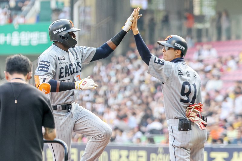 28일 오후 서울 송파구 잠실야구장에서 열린 프로야구 '2025 신한 SOL뱅크 KBO 리그' 한화 이글스와 LG 트윈스의 경기에서 1회초 무사 주자 없는 상황에서 한화 플로리얼이 솔로홈런을 치고 홈을 밟으며 추승우 코치와 기쁨을 나누고 있다. 2025.5.28/뉴스1 ⓒ News1 민경석 기자
