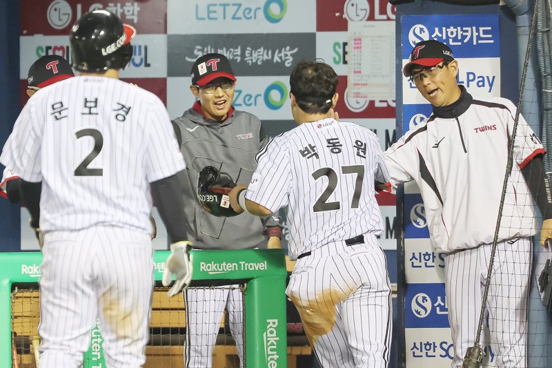 28일 오후 서울 송파구 잠실야구장에서 열린 프로야구 '2025 신한 SOL뱅크 KBO 리그' 한화 이글스와 LG 트윈스의 경기에서 7회말 2사 주자 2,3루 상황에서 염경엽 LG 감독이 박해민의 2타점 동점 적시타에 힘입어 홈을 밟은 박동원, 문보경과 기쁨을 나누고 있다. 2025.5.28/뉴스1 ⓒ News1 민경석 기자