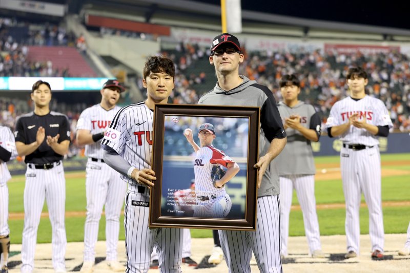 LG 주장 박해민(왼쪽)과 코엔 윈. (출처=연합뉴스)