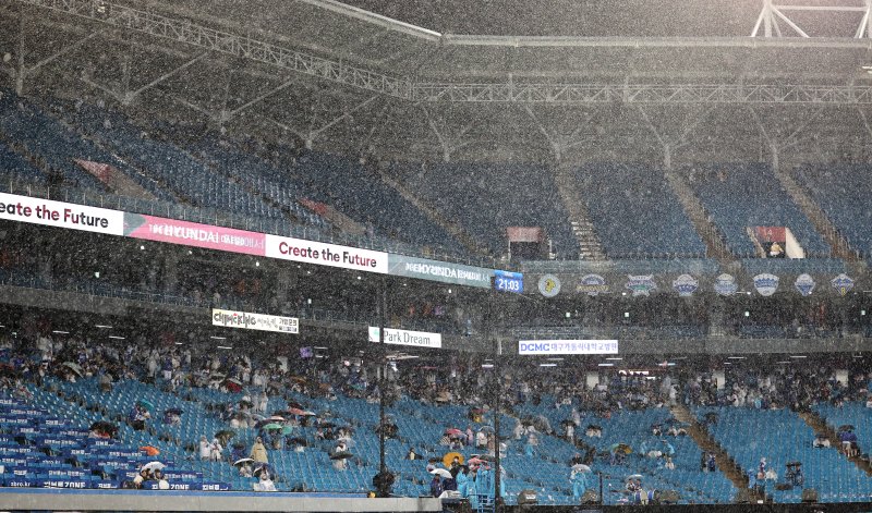 [대구=뉴시스] 이무열 기자 = 23일 대구 수성구 삼성라이온즈파크에서 열린 2024 신한 SOL 뱅크 KBO리그 우리카지노 바카라사이트 트윈스와 삼성 라이온즈의 경기, 8회말 우천으로 인해 경기가 중단되고 있다. 2024.04.23. lmy@newsis.com