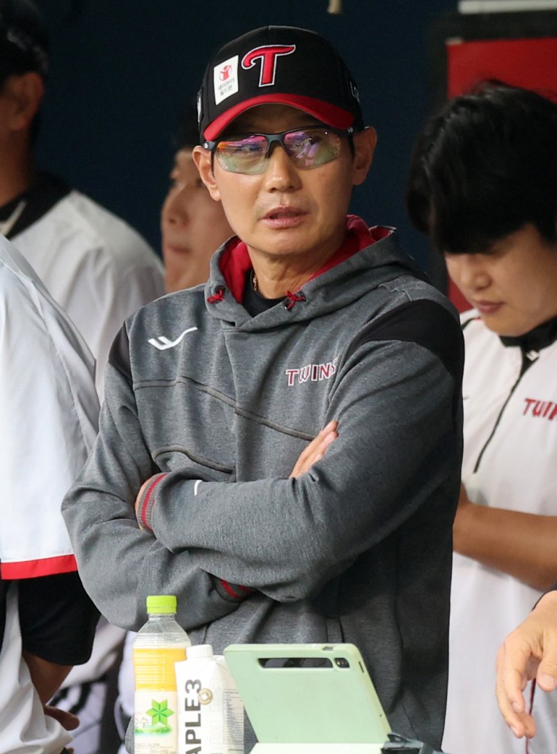 [서울=뉴시스] 이영환 기자 = 27일 오후 서울 송파구 잠실야구장에서 열린 2025 프로야구 한화 이글스와 메이저 바카라사이트 주사위 트윈스의 경기, 1회초 메이저 바카라사이트 주사위 염경엽 감독이 경기를 지켜보고 있다. 2025.05.27. 20hwan@newsis.com