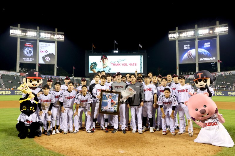 [서울=뉴시스] 프로야구 바카라사이트 아벤카지노 트윈스 코엔 윈(가운데)이 28일 서울 잠실구장에서 열린 2025 신한 쏠뱅크 KBO리그 한화 이글스와의 경기를 마친 뒤 선수단과 기념 사진을 찍고 있다. (사진=바카라사이트 아벤카지노 트윈스 제공) 2025.05.28.