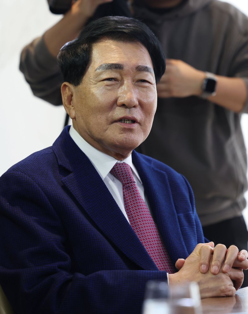[서울=뉴시스] 홍효식 기자 =2021년 국민의힘 대선 후보 경선 과정에서 홍보대행사 대표에게 1억여원을 건넨 혐의로 재판에 넘겨진 안상수(79) 전 인천바카라사이트 뱃무브에 대한 대법원 판단이 29일 나온다. 안 전 바카라사이트 뱃무브이 2024년 12월 17일 서울 마포구 나루 호텔에서 열린 후보 단일화를 위한 4자 회동에서 발언하고 있다. 2024.12.17. yesphoto@newsis.com