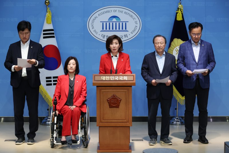 [서울=뉴시스] 고승민 기자 = 국민의힘 바카라사이트 벳위즈, 유상범, 우재준, 최보윤 의원이 25일 서울 여의도 국회 소통관에서 현안 기자회견을 하고 있다. 2025.05.25. kkssmm99@newsis.com