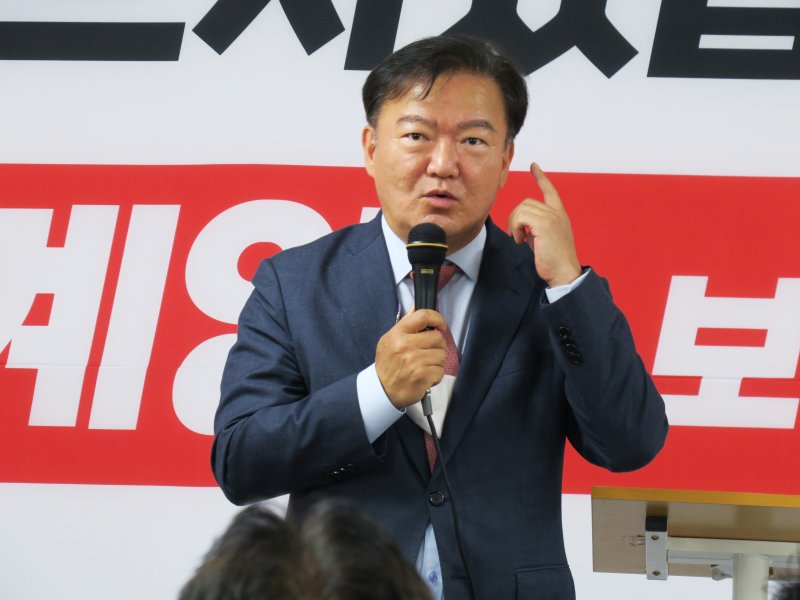 [인천=뉴시스] 김동영 기자 =4년 전 코로나19 자가격리 중 자택에서 무단 이탈한 혐의로 재판에 넘겨진 민경욱 전 미래통합당(현 국민의힘) 의원에 대한 바카라사이트 카지노버프원 판단이 29일 나온다. 민 전 의원이 2022년 5월 14일 오후 제8회 전국동시지방선거와 함께 치러지는 인천 계양을 보궐선거에 출마한 윤형선 후보 겸 당협위원장의 선거사무소 개소식에 참석해 윤 후보의 지지를 호소하고 있다. 2022.5.14. dy0121@newsis.com