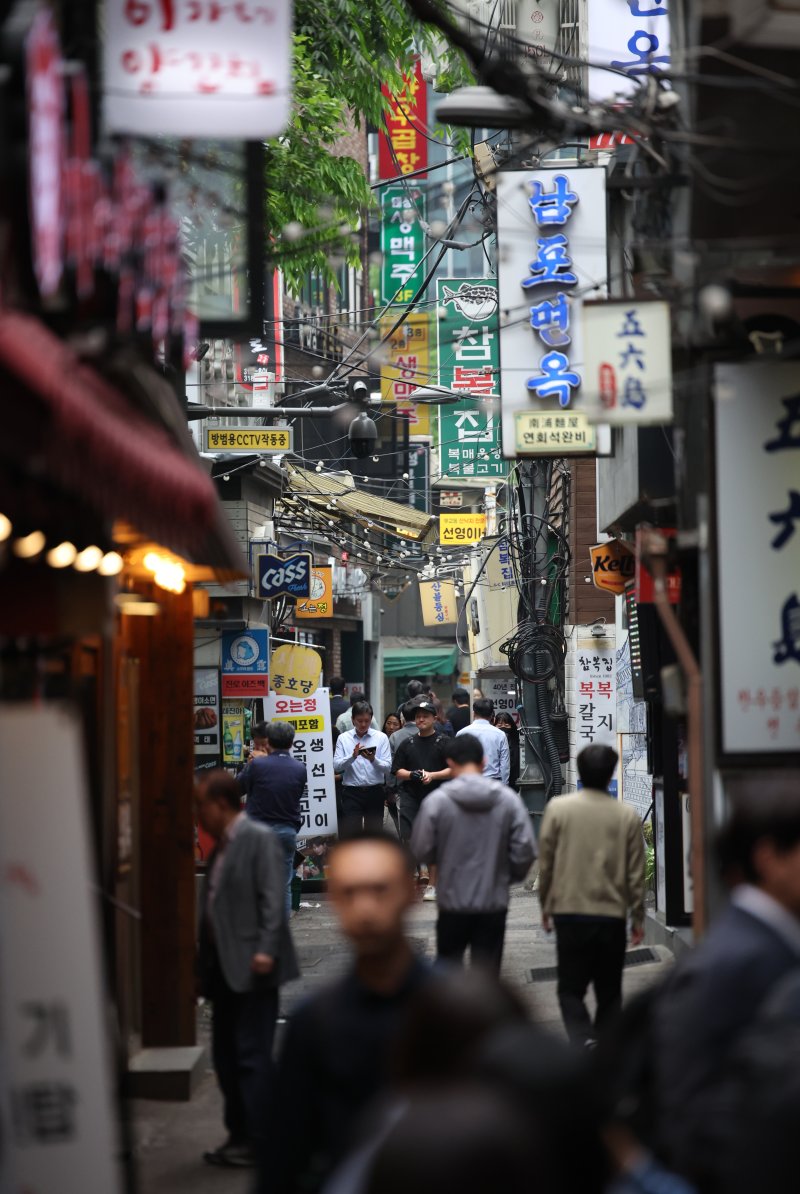 [서울=뉴시스] 김금보 기자 = 15일 점심시간 직장인들이 서울 시내 한 식당가를 이용하고 있다. 2025.05.15. kgb@newsis.com
