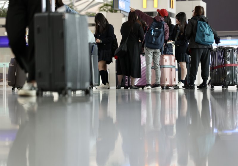 [인천공항=뉴시스] 김명년 기자 = '황금연휴'를 앞둔 29일 오전 인천국제공항 제1여객터미널 출국장에서 여행객들이 이동하고 있다. 사진은 본 기사와 관계없음. 2025.04.27. kmn@newsis.com