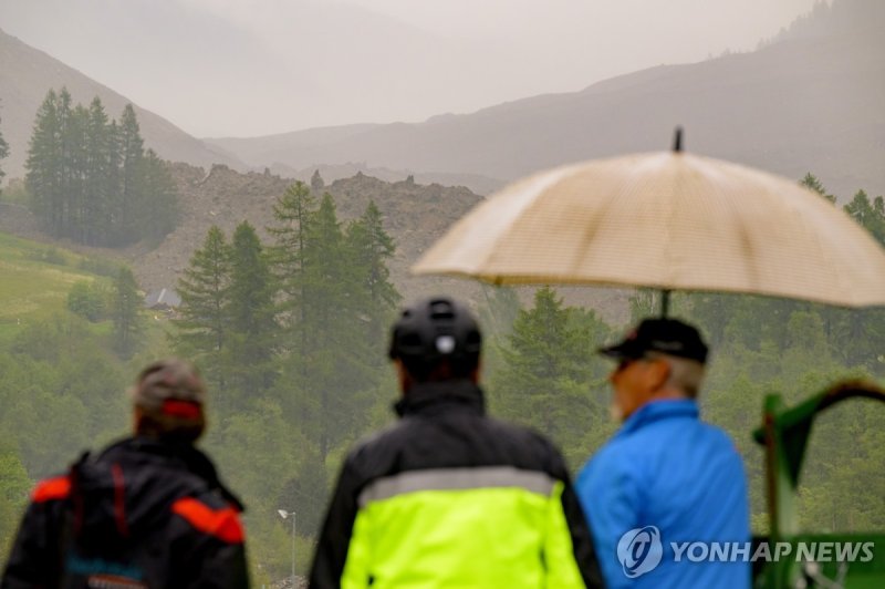 대규모 산사태를 지켜보는 사람들 (출처=연합뉴스)
