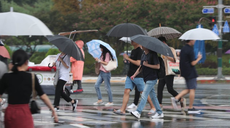 28일 대전·충남은 오후부터 저녁 사이 내륙을 중심으로 천둥·번개를 동반한 소나기가 내리는 곳이 있을 것으로 예보됐다. 대전 유성구 충남대학교 앞 횡단보도에서 우산을 쓴 학생들이 걷고 있다. /뉴스1 ⓒ News1 주기철 기자