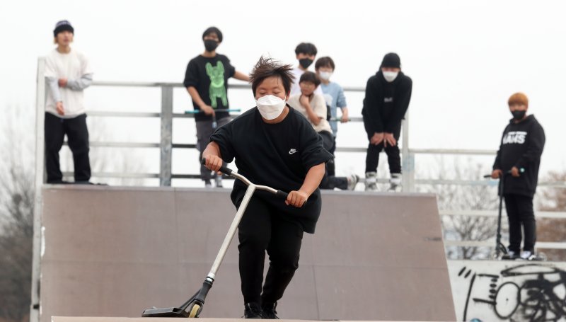 아이들이 퀵보드를 타며 즐거운 시간을 보내고 있다.(사진은 기사 내용과 무관함) / 뉴스1 ⓒ News1