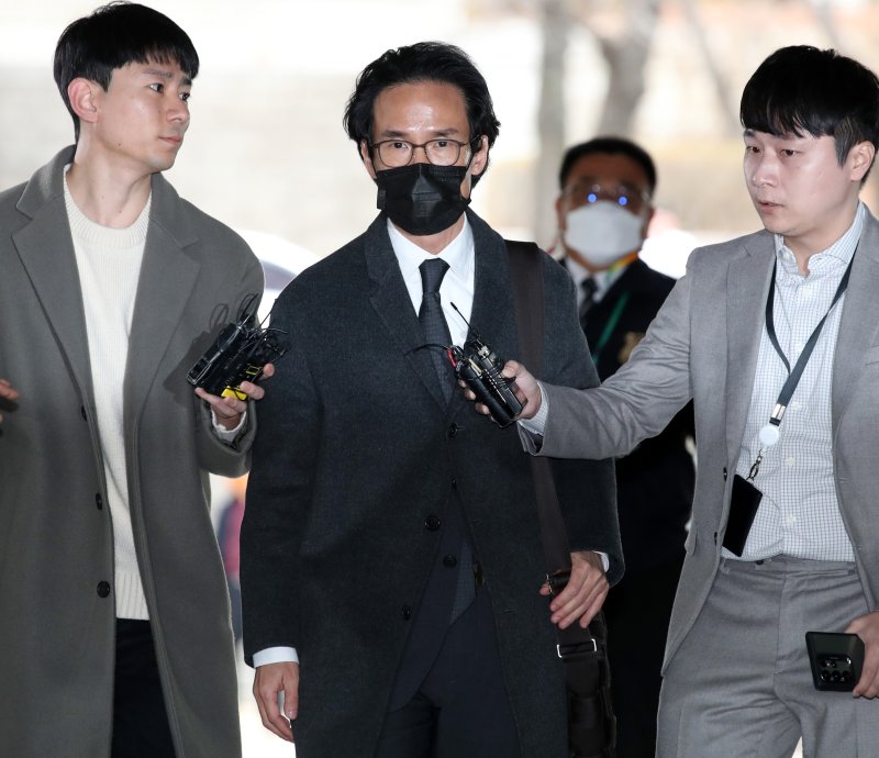 [서울=뉴시스] 지난 2023년 3월 8일 계열사 부당 지원 및 회사자금 횡령 의혹을 받는 조현범 한국타이어앤테크놀로지(한국타이어) 회장이 서울 서초구 서울중앙지법에서 구속 전 피의자 심문(영장실질심사)을 받기 위해 출석하고 있다. (사진=뉴시스DB). 2025.05.29. photo@newsis.com