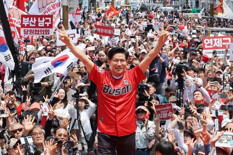 김문수 국민의힘 대통령 후보가 28일 오후 부산 부산진구 서면 집중유세에서 시민들에게 인사하고 있다. 2025.5.28/뉴스1 ⓒ News1 이광호 기자
