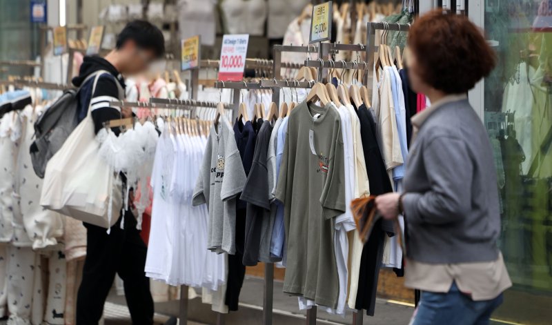 [서울=뉴시스] 김선웅 기자 = 지난 4월 17일 서울 명동거리 의류매장에 여름 옷이 진열돼있다. 2025.04.17. mangusta@newsis.com