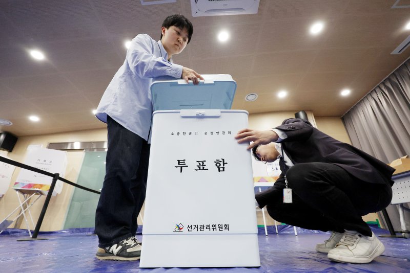 제21대 대통령선거 사전투표를 하루 앞둔 28일 서울 관악구 신사동 복합청사에 마련된 사전투표소에서 서울시 선거관리위원회 관계자들이 투표함을 확인하고 있다. (공동취재) 2025.5.28/뉴스1 ⓒ News1 이동해 기자